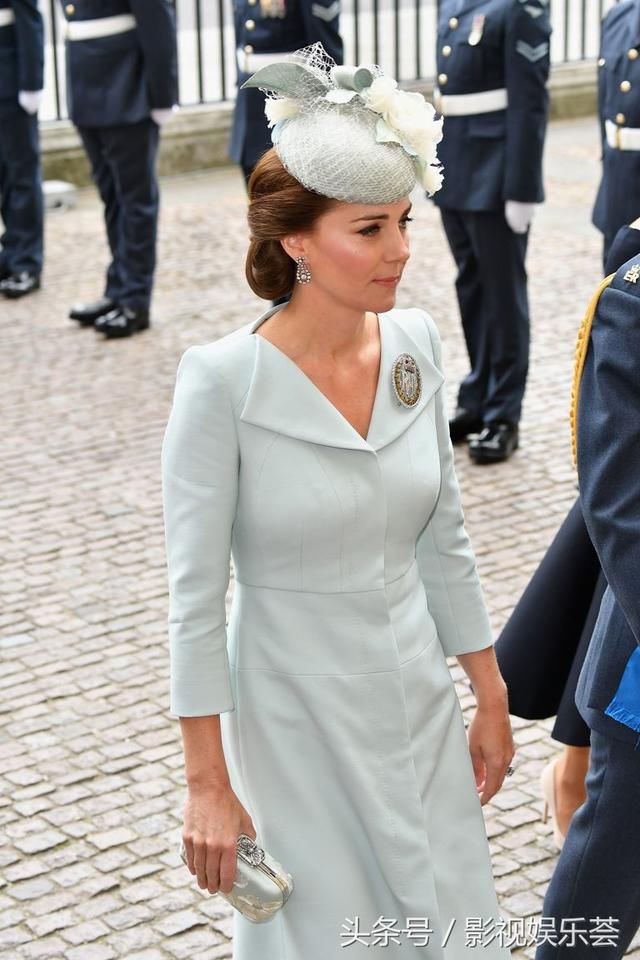 凯特王妃 身着优雅的礼服出席英国皇家空军百年纪念活动