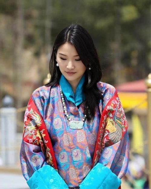  『不丹』30岁不丹王后痴迷高跟鞋，怀了二胎也不愿意脱下，还命人在鞋上绣花