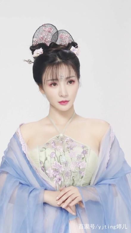 太迷人！有一种魅力叫做柳岩的香肩美背，性感撩人又温婉大气！