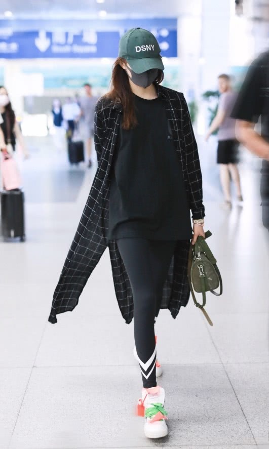 关晓彤的鞋子是有多昂贵竟给运动鞋安了个“小牌”，意外可爱