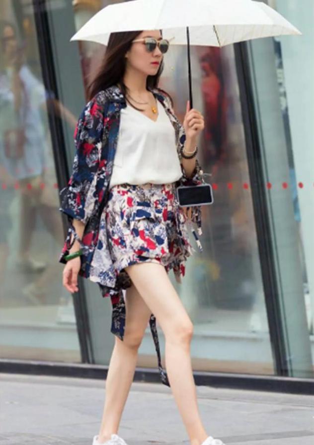 街拍：小姐姐露脐上衣搭配修身牛仔裤，纤细的小蛮腰令人羡慕不已