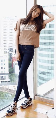 很显女神魅力的小脚皮裤装扮，充满了女性的干练气息！