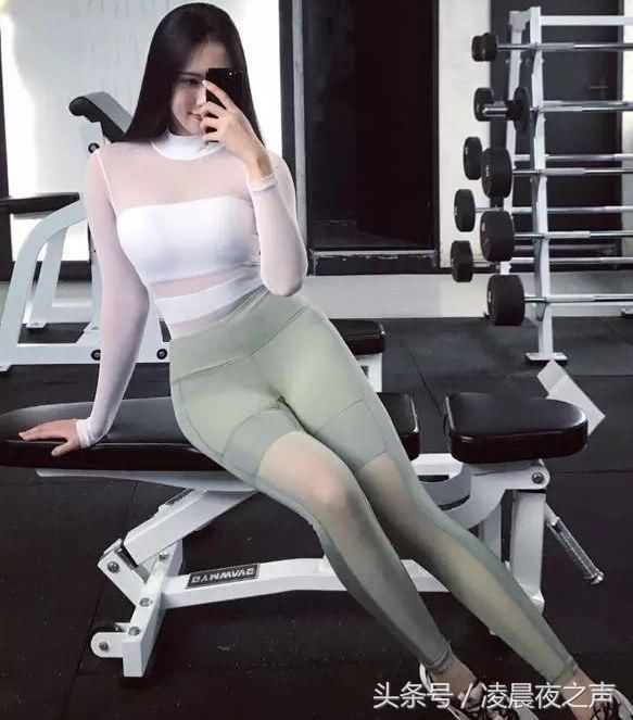 美女傲人的身材穿紧身打底裤，突显苗条身材，上街回头率爆棚