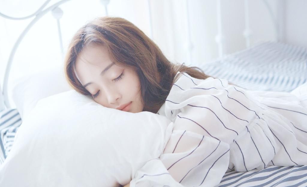 床上性感衬衣美女长腿惹火诱人写真图片