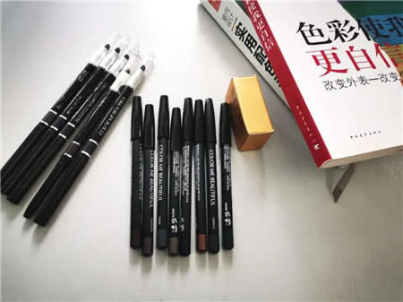 「口罩」全球大热的口罩妆:有色眼线加持,放大双眼你也可以!