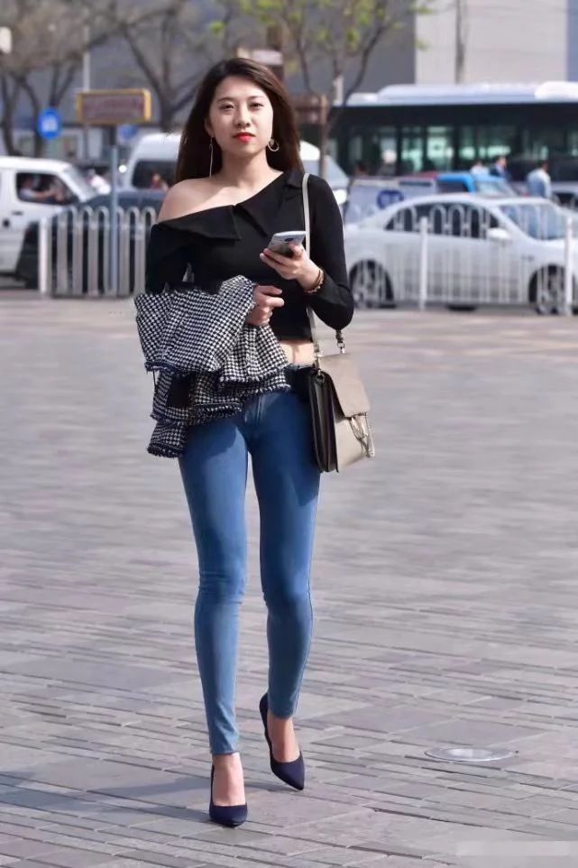 妩媚|街拍:时尚小姐姐搭配牛仔裤,尽显性感妩媚气质,回头率爆棚