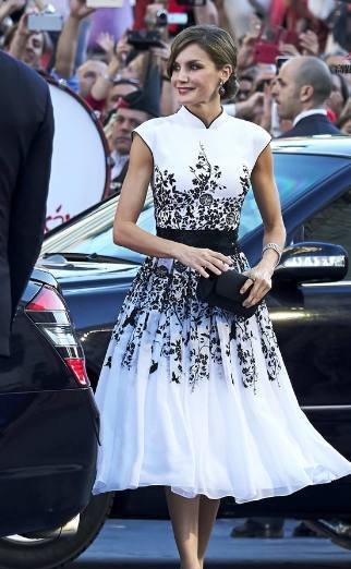 西班牙王后莱蒂齐亚，这衣品我可以给满分，不愧为凯特的劲敌！