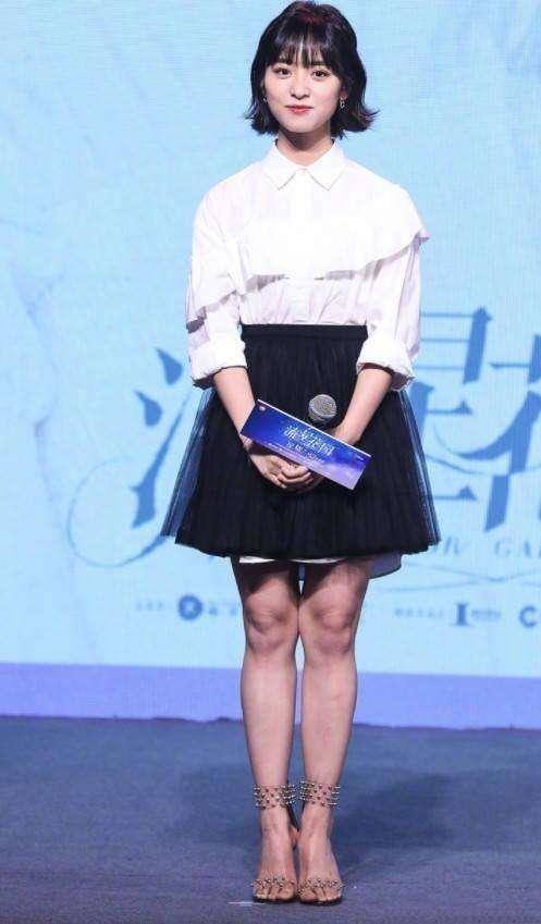 杨紫和关晓彤撞鞋，一个仙女下凡一个惨不忍睹，网友：腿粗好心酸