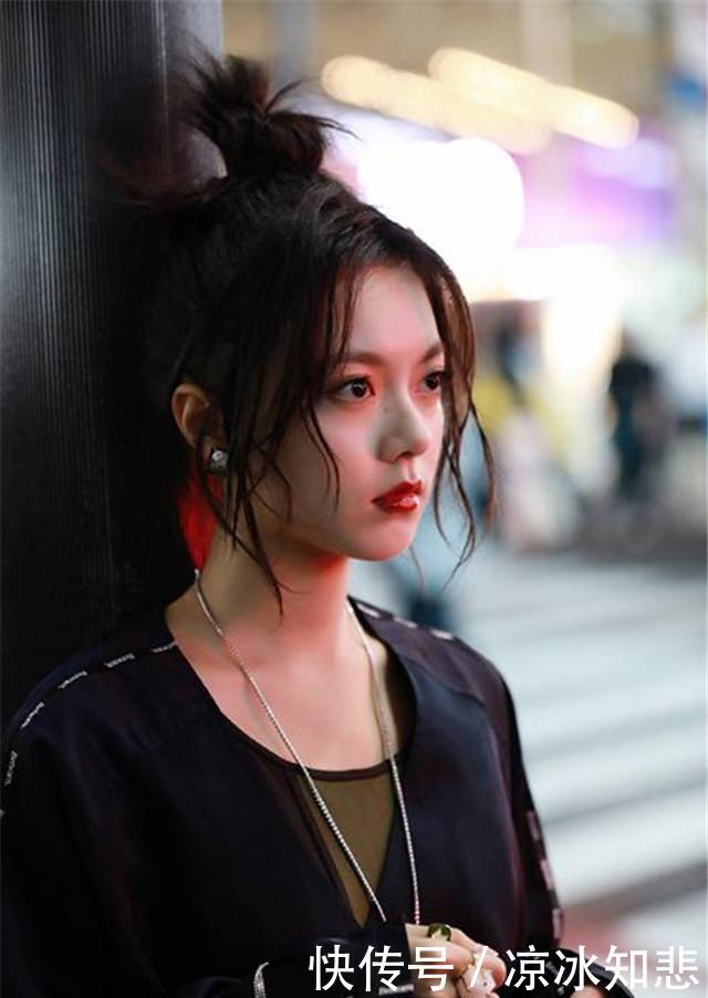 「过时」扎马尾已经过时了!现在流行男女通吃的“辣椒头”,时髦显脸小!
