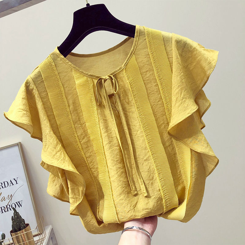 难怪嫂子一直这么美嫩，原来都穿这娃娃衫+短裤，衬肤减龄超洋气