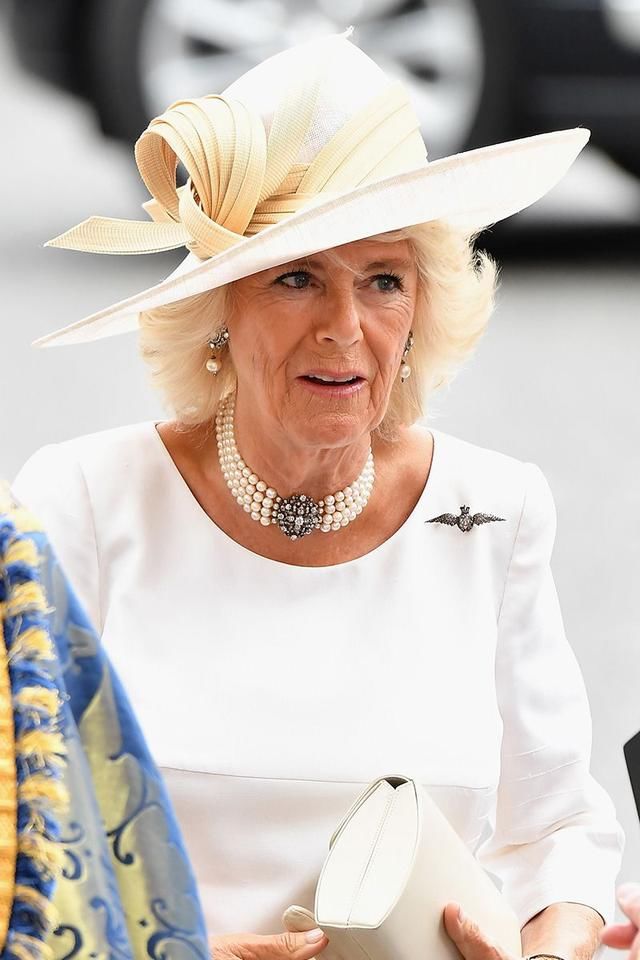 梅根王妃新婚一个月黑乌鸦着装力压彩虹女王，夏洛特公主鬼脸解围