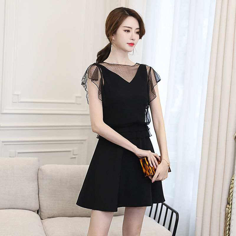 现在的女人真大胆!不用丝袜连衣裙直接外穿，不过真心迷人