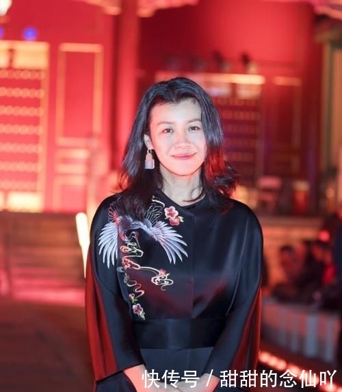  『显得整体』“德华”终于打扮！一袭黑色国风裙华丽大气，虽显胖但气质真好