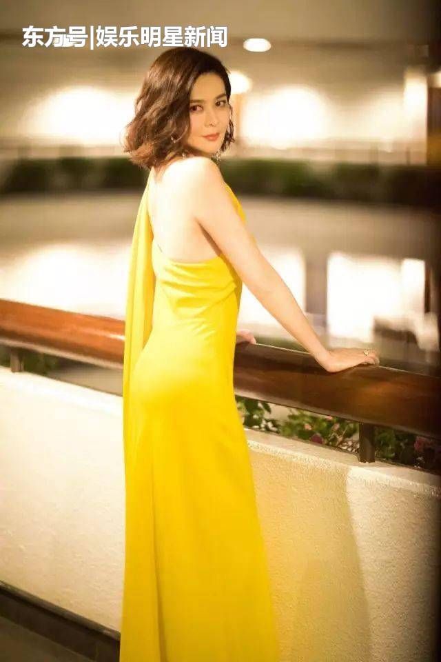 56岁关之琳真会穿!超短发吊带裙真显嫩 网友:不愧是逆龄美人