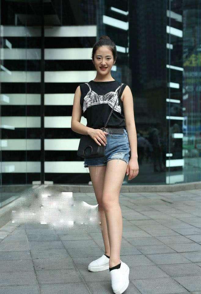 紧身裤充满了迷人的魅力感更显端庄又有韵味,有青春活力的气息