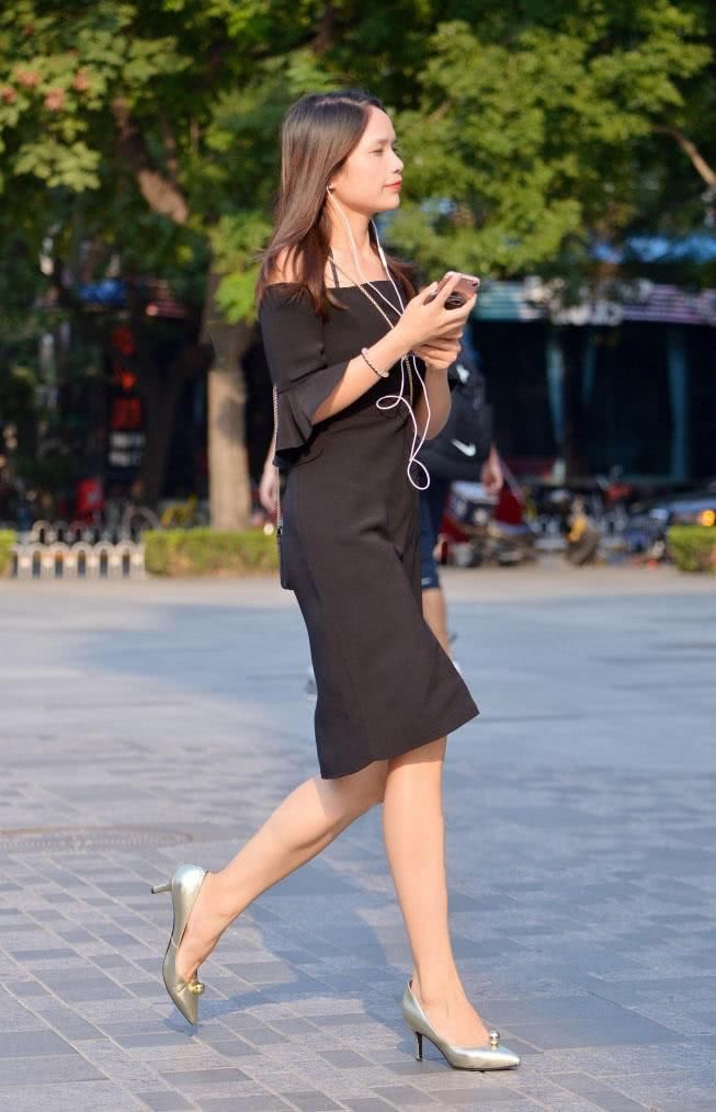 街拍:美女小黑裙开叉设计秀出长腿非常迷人，开叉再高点会更好看