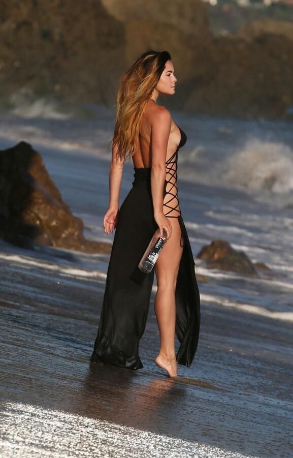 女星卡莉索尔马里布海滩飘逸拍照,她有一种狂野的魅力