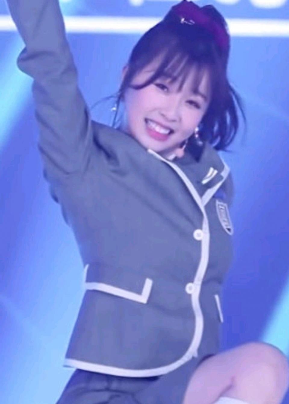  『宋昭艺』青春有你2主题曲直拍，吴宣仪才是真正意义上的教科书直拍