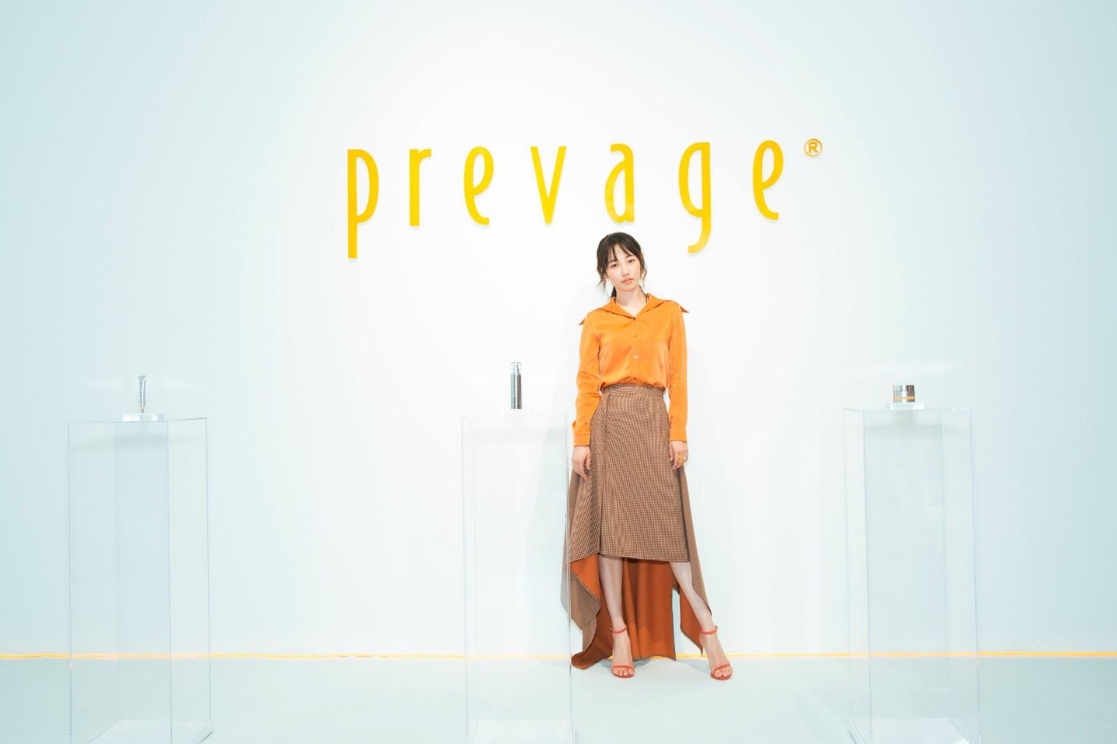 白百何不规则及膝裙尽显温婉优雅 橘色系造型显青春元气