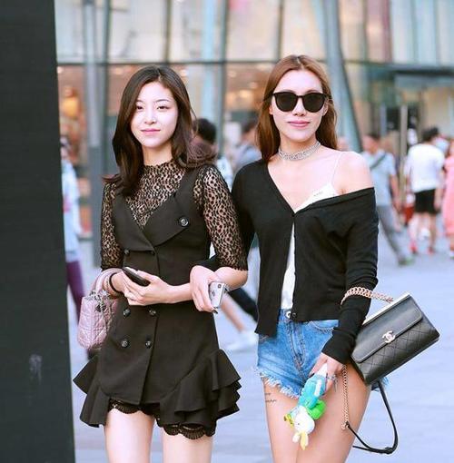 路人街拍，小姐姐身材丰腴又窈窕，穿上短裤，超高回头率！