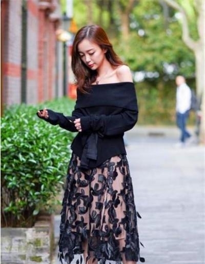 [ 动人]唯美的穿搭很动人，笑容甜美可爱，街拍：美若天仙的小姐姐