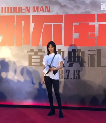 辛芷蕾真会玩！穿白T故意把腰部剪烂，网友：还不是为了炫小蛮腰