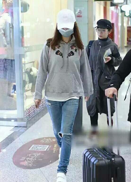 林心如都是个生完孩子的人了，还要穿背带裤来装嫩!