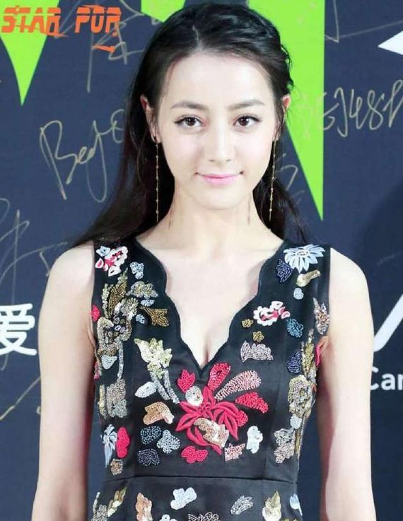 迪丽热巴穿裙子，杨超越穿裙子，网友：谁是真仙女一目了然！