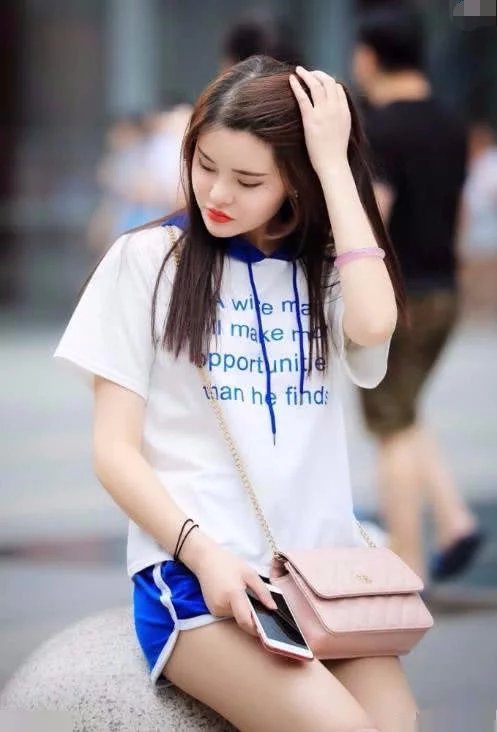 姐姐清爽运动风格穿搭，迷人气质娇羞面容