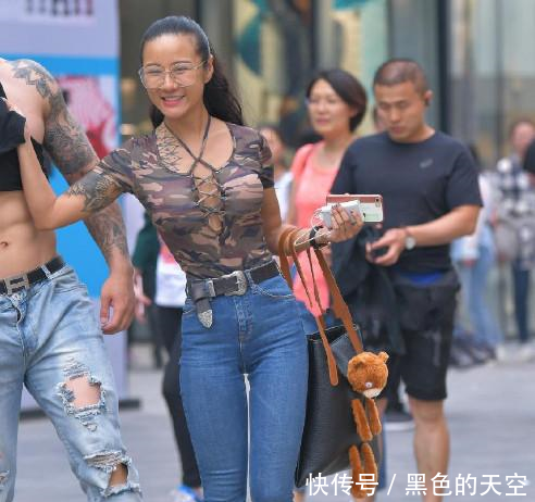 街拍图5的“小兔子”比西瓜都大，我忍不住多看几眼，这波不亏