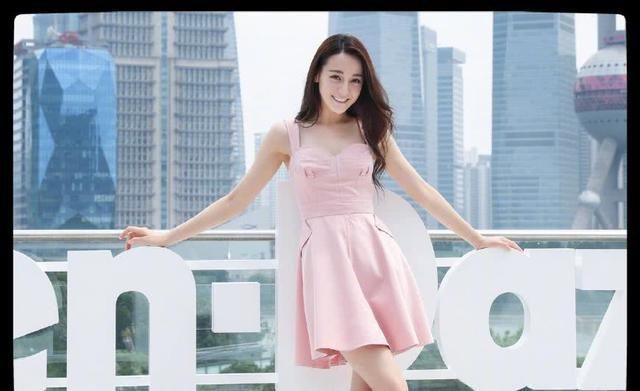 迪丽热巴的脚背和地面都快垂成一条直线了，网友:怎么走路?