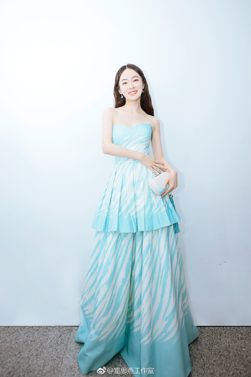 34岁江一燕厉害了！一袭蓝色连衣裙女神范十足，网友：比霍思燕美