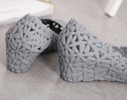 “恨天高”赶紧丢了，这些美到心碎的坡跟凉鞋，让你稳稳秀玉足