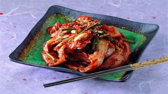 韩国游客想捡便宜？在中国买了几十斤泡菜，看到账单以后破口大骂