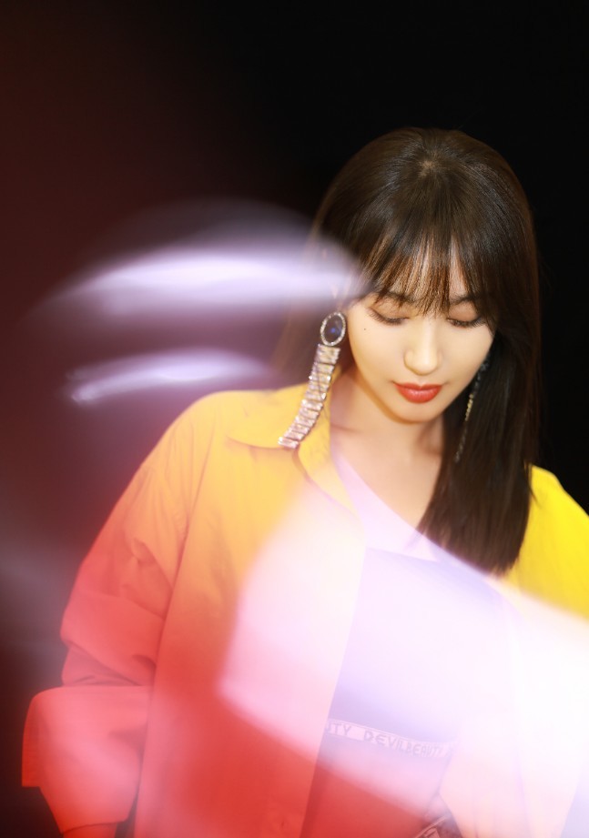 李菲儿的黄衣服太晃眼了，好身材穿抹胸衣烂裤子，还配了鱼鳞鞋！