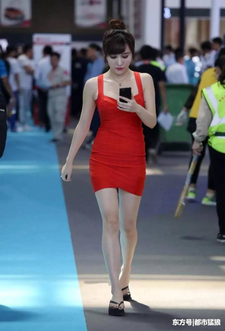 街拍：紧身热裤, 妙曼的身姿, 一身的线条也是完美无瑕