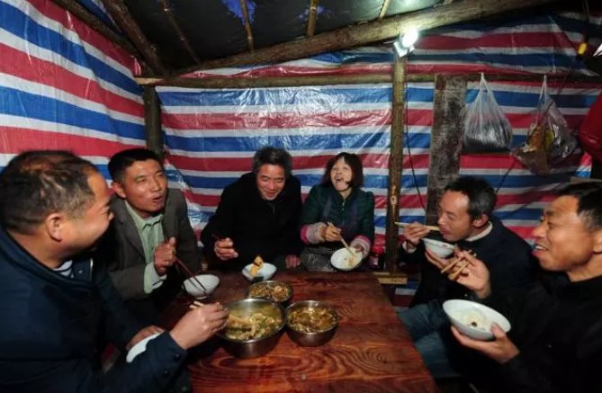 与世隔绝“悬崖工”,21名工人一餐三个菜,一天挣500