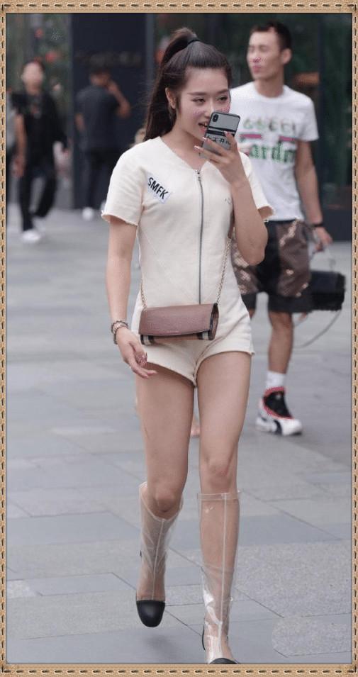 透明|街拍:这种“透明靴子”热不热?穿去逛街气味应该很大吧!