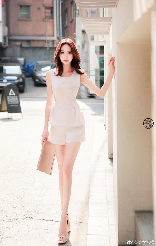 路人街拍，健康的美腿不仅长而且匀称，看一眼就忘不了