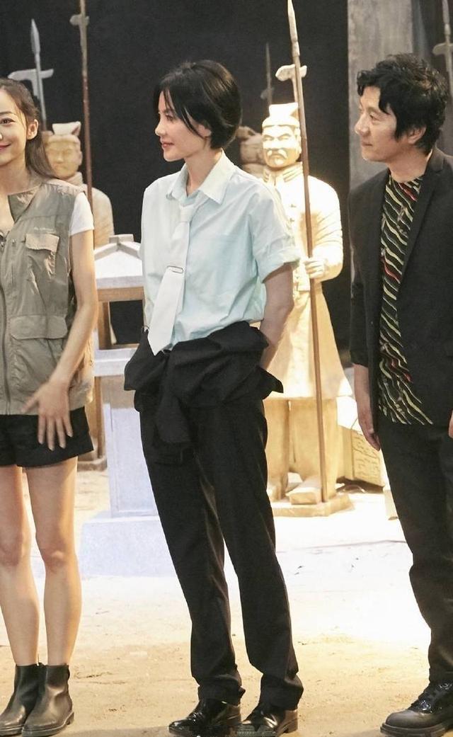 49岁王菲与41岁袁泉同穿白裙，美回20岁，到底谁更惊艳？