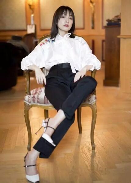 吴昕头发拉直后真的变得好美，可总是留着与众不同发型的女星是她