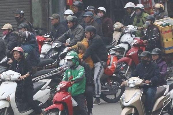 越南正式进入“春运”时间，河内出现百万摩托车大军大塞车