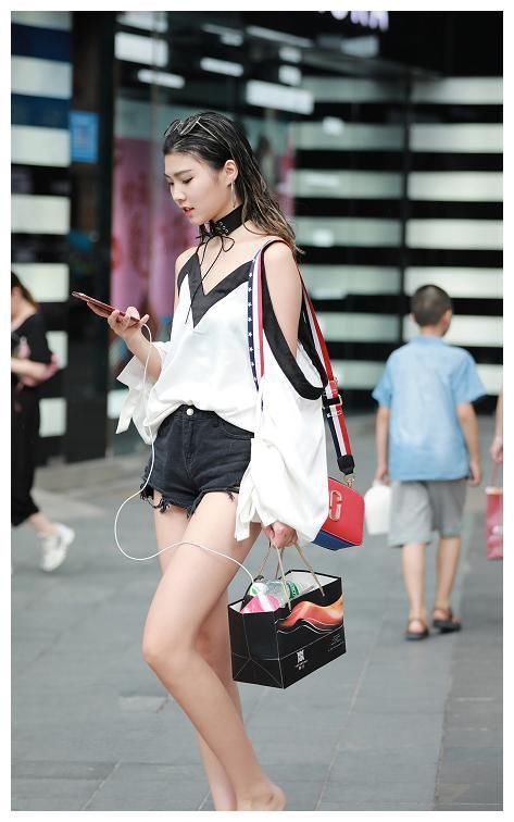 街拍：图一“黑丝”上阵，配上蕾丝小短裙，完美展现女性魅力！