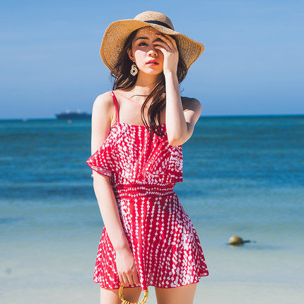 担心三点式泳衣走光?穿这样的泳衣去游泳回头率才高，优雅有魅力