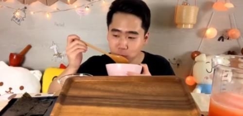 『粉丝』大胃王吃1盘“鱼籽”,粉丝说他穷,看清后,网友:这也太奢侈了