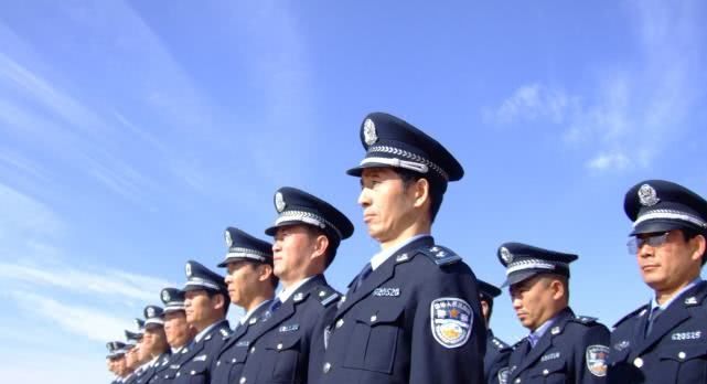 为何警察破门而入时，都会把手搭在前方队友肩上？看完可算明白了