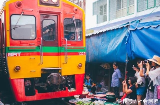 泰国“铁道”菜市场,火车直接从摊子上通过,现已成网红景点