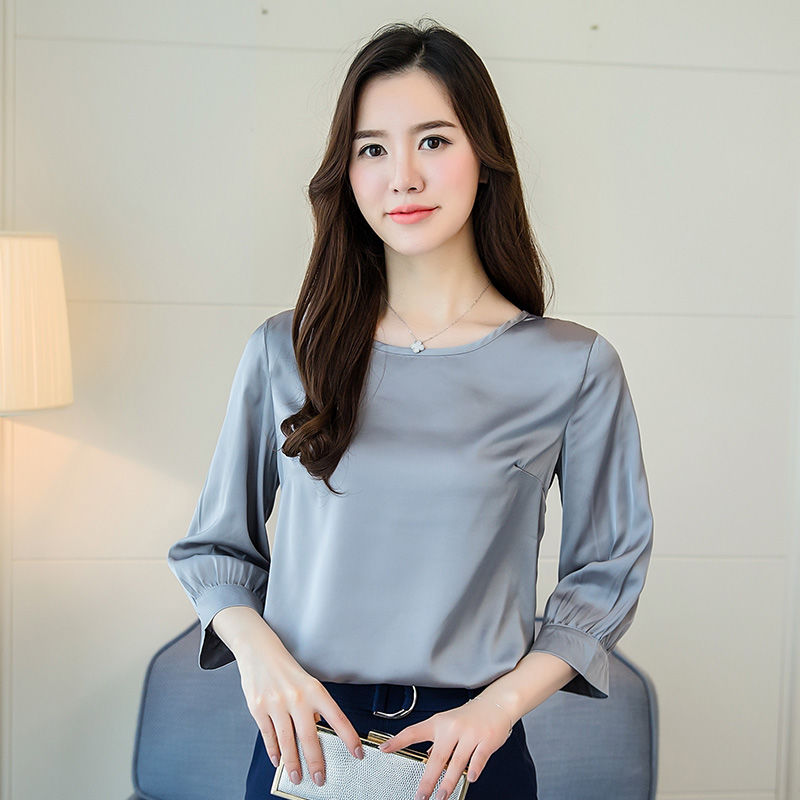 身材丰满的女人就穿吊带，特别性感有女人味，人人看了都脸红