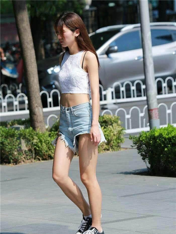 街拍:青春靓丽的纯色连衣裙，迷人露脐装尽显纤细小蛮腰, 美极了