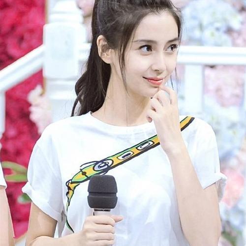 热巴穿着一身魅力的连衣裙亮相现场，却火了凉鞋，网友一致要同款